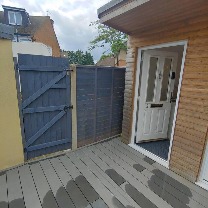 Self Contained, Double Bed Studio, Private Kitchen, Private Bath, Walking Distance To Harry Potter Watford  Exterior foto