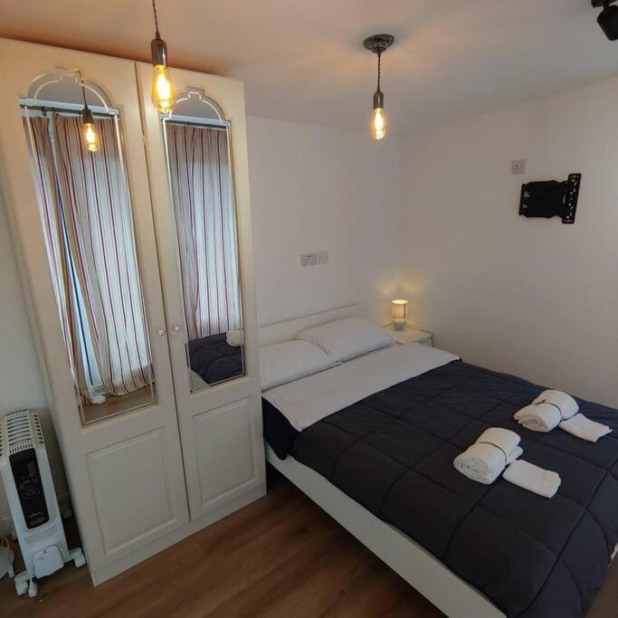 Self Contained, Double Bed Studio, Private Kitchen, Private Bath, Walking Distance To Harry Potter Watford  Exterior foto