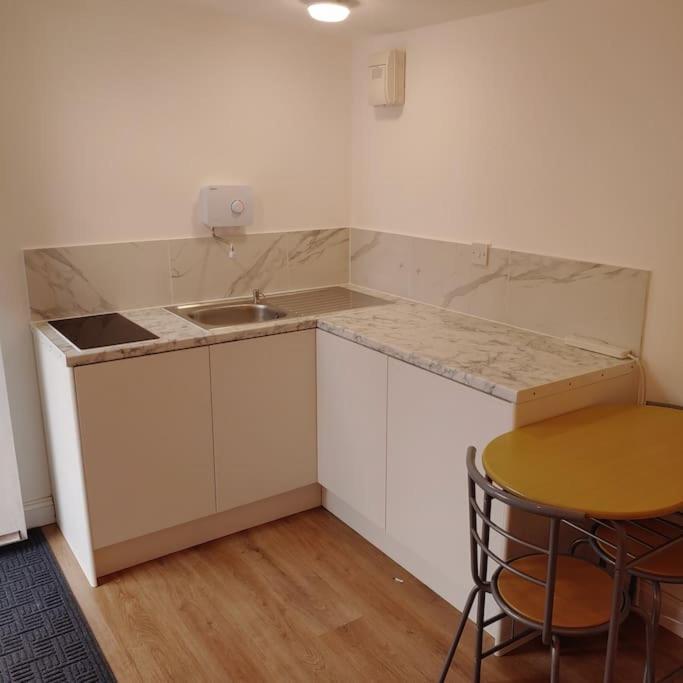 Self Contained, Double Bed Studio, Private Kitchen, Private Bath, Walking Distance To Harry Potter Watford  Exterior foto