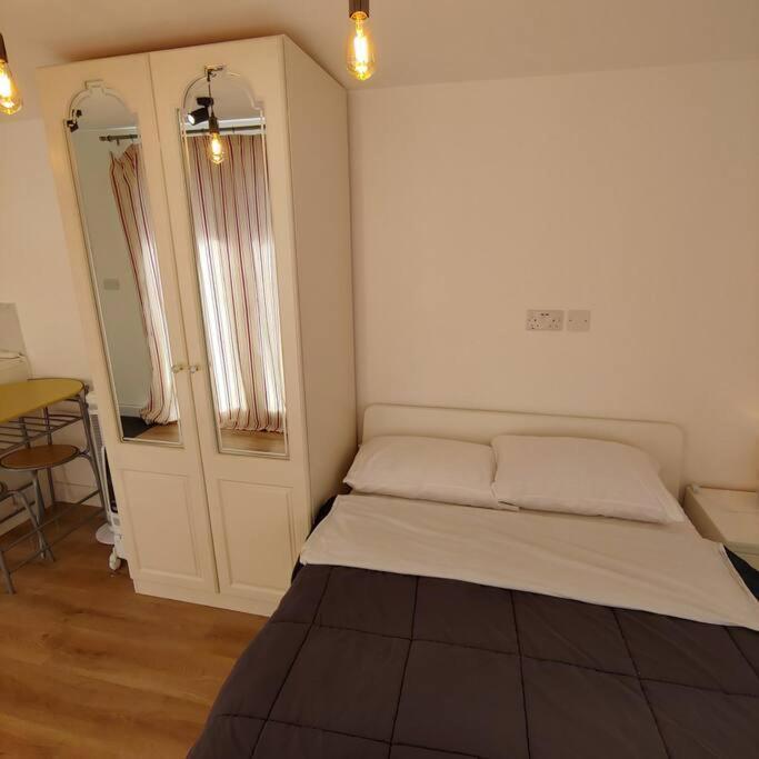 Self Contained, Double Bed Studio, Private Kitchen, Private Bath, Walking Distance To Harry Potter Watford  Exterior foto