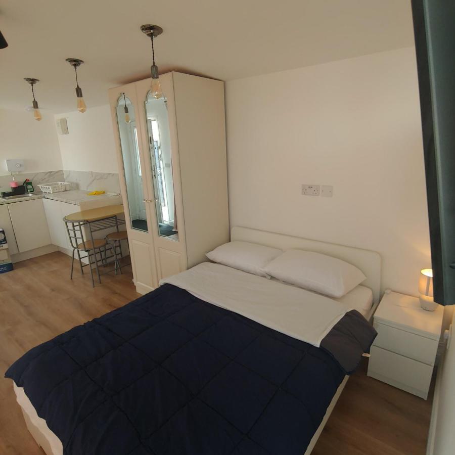 Self Contained, Double Bed Studio, Private Kitchen, Private Bath, Walking Distance To Harry Potter Watford  Exterior foto