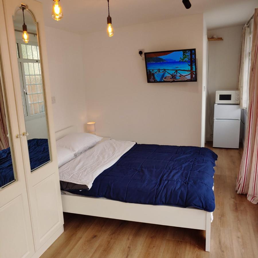 Self Contained, Double Bed Studio, Private Kitchen, Private Bath, Walking Distance To Harry Potter Watford  Exterior foto