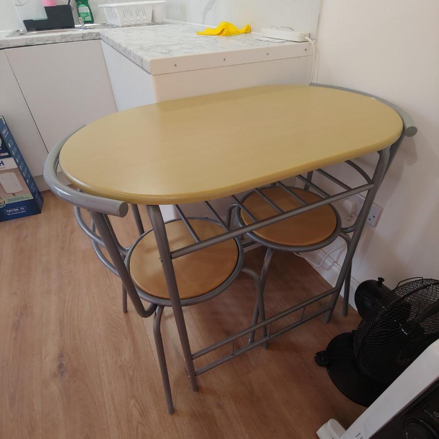 Self Contained, Double Bed Studio, Private Kitchen, Private Bath, Walking Distance To Harry Potter Watford  Exterior foto