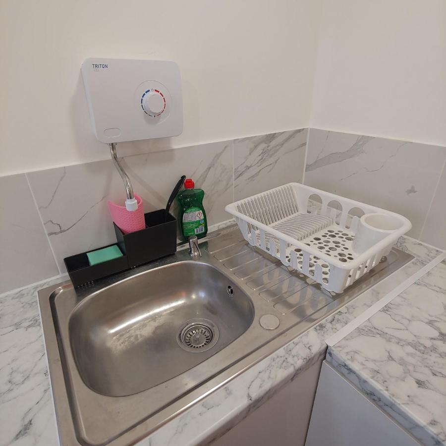 Self Contained, Double Bed Studio, Private Kitchen, Private Bath, Walking Distance To Harry Potter Watford  Exterior foto