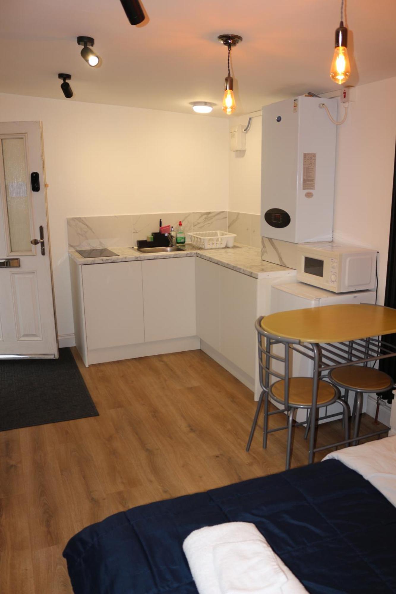Self Contained, Double Bed Studio, Private Kitchen, Private Bath, Walking Distance To Harry Potter Watford  Exterior foto