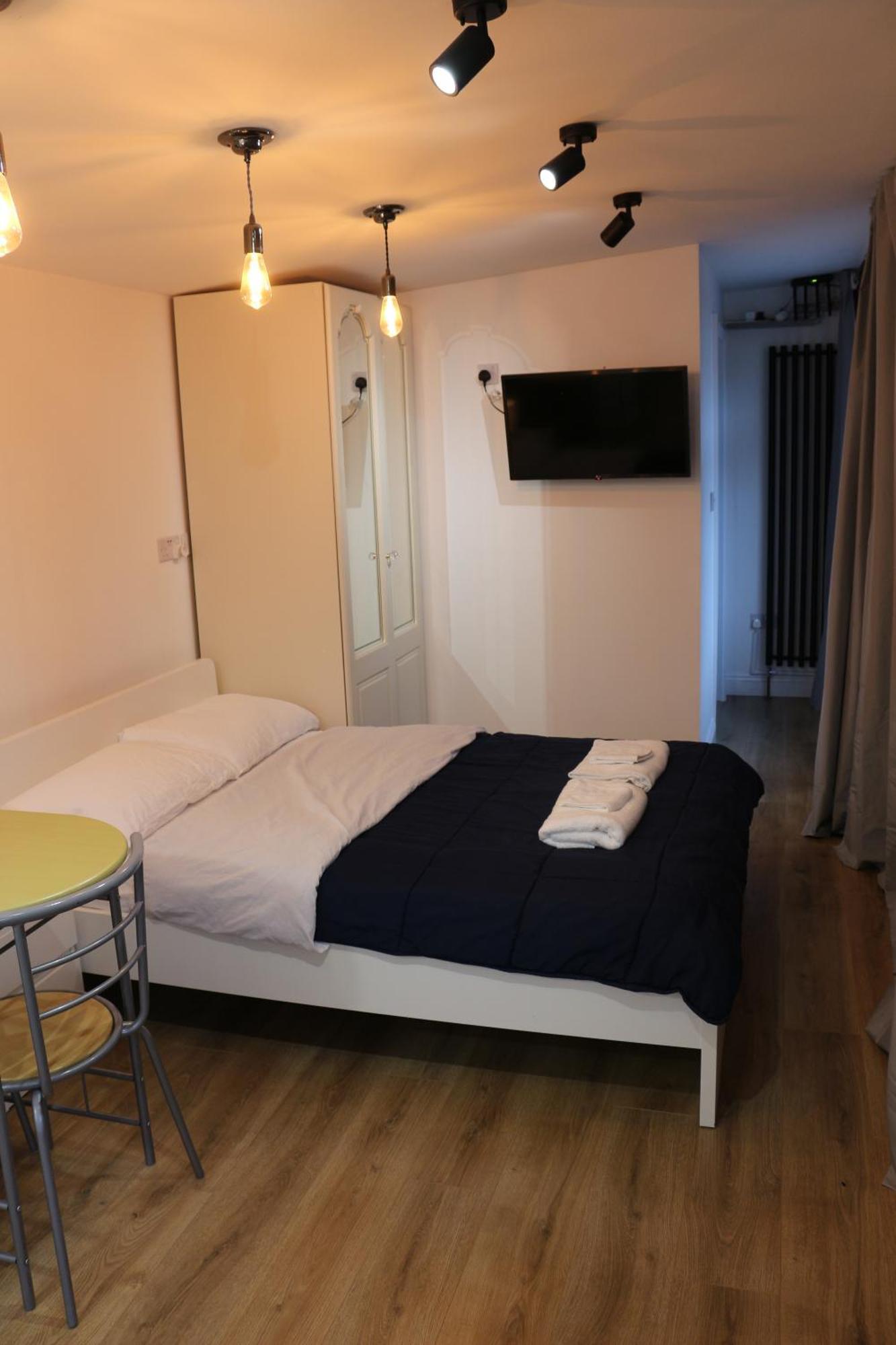 Self Contained, Double Bed Studio, Private Kitchen, Private Bath, Walking Distance To Harry Potter Watford  Exterior foto