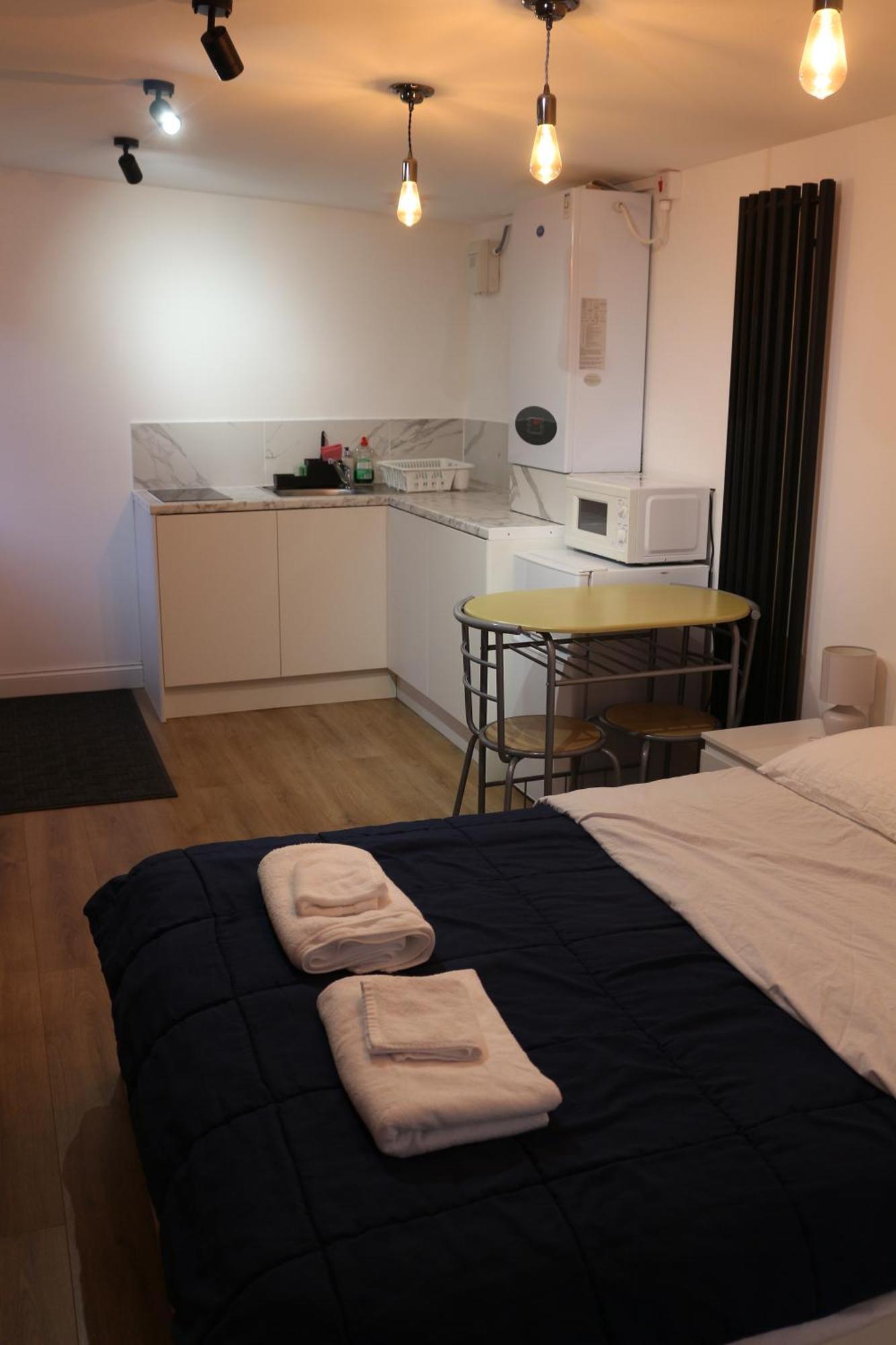 Self Contained, Double Bed Studio, Private Kitchen, Private Bath, Walking Distance To Harry Potter Watford  Exterior foto